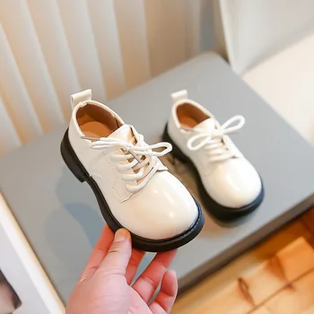 Кожаная обувь для мальчиков, детская обувь в Британском стиле 2023, черные, белые детские лоферы для вечеринок, свадебных шоу, нескользящая модная искусственная кожа